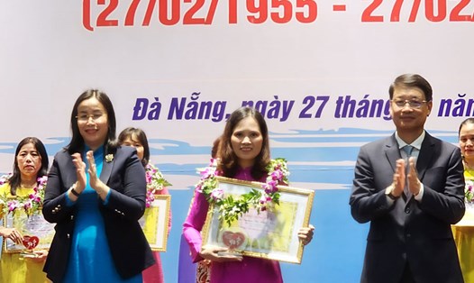 Đà Nẵng tôn vinh các y bác sĩ nhân ngày Thầy thuốc Việt Nam. Ảnh: Thùy Trang