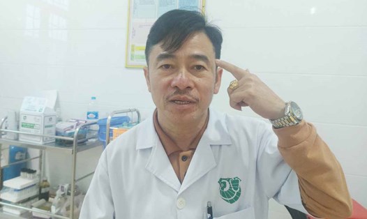 Bác sĩ Nguyễn Tiến Hùng - Trưởng Khoa Cấp tính nam Bệnh viện Tâm thần Hà Tĩnh kể lần bị bệnh nhân tấn công suýt hỏng con mắt bên trái. Ảnh: Trần Tuấn