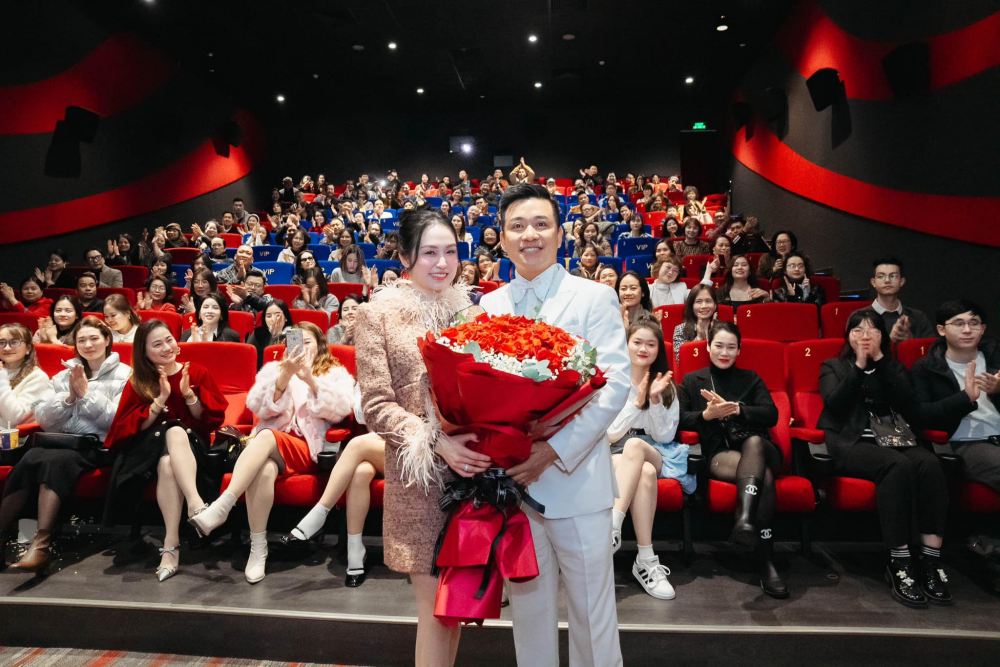 Hương Baby tặng hoa chúc mừng Tuấn Hưng với vai diễn trong phim “Đào, phở và piano“. Ảnh: Facebook nhân vật.
