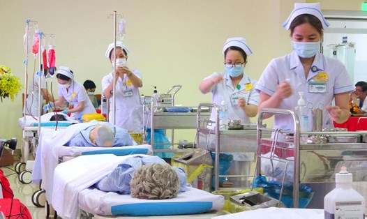Y bác sĩ Đà Nẵng không ngừng nỗ lực nâng cao tay nghề, chăm sóc điều trị bệnh nhân. Ảnh: Bệnh viện Đà Nẵng