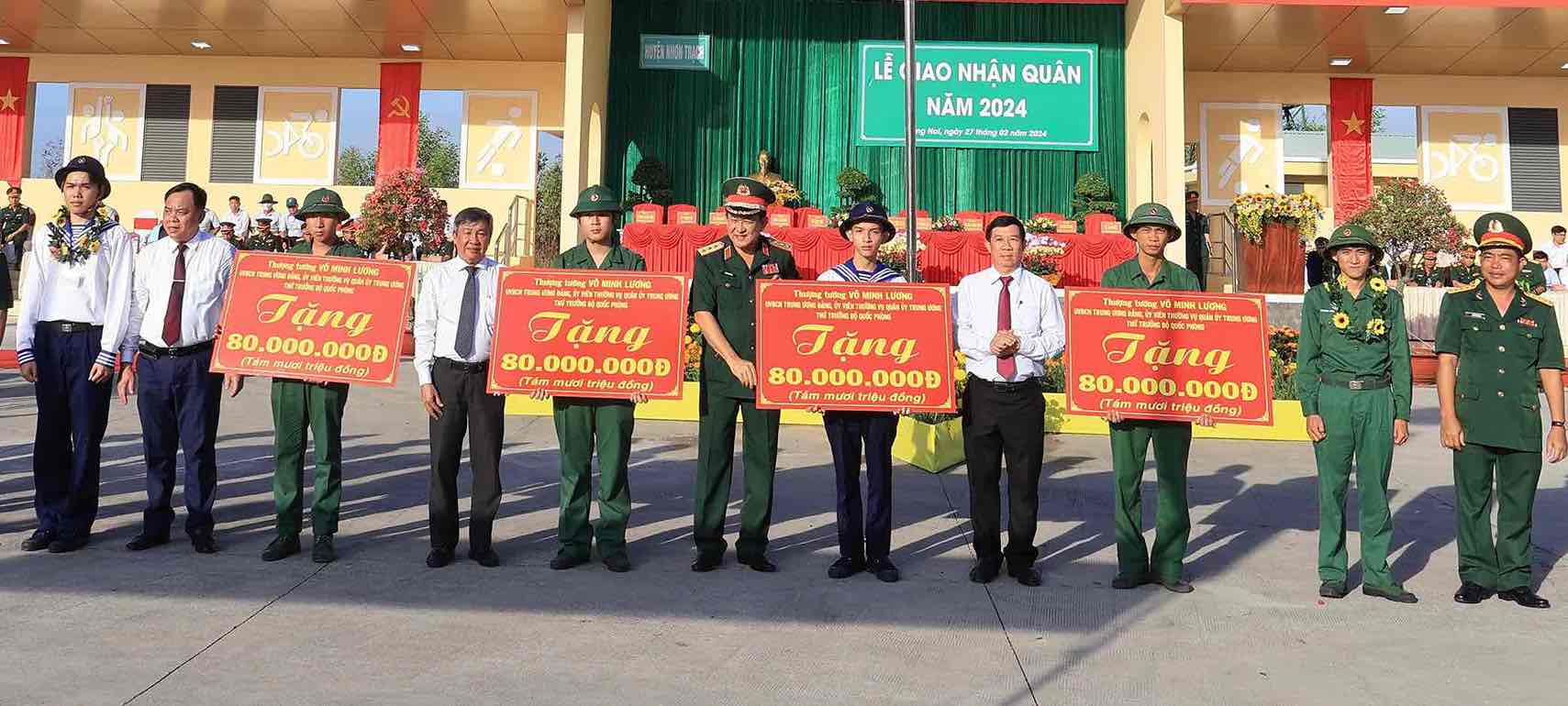  Thượng tướng Võ Minh Lương và các đại biểu trao bảng tượng trưng 4 căn nhà Tình nghĩa quân dân cho các trường hợp của huyện Nhơn Trạch. Ảnh: Xuân Mai 