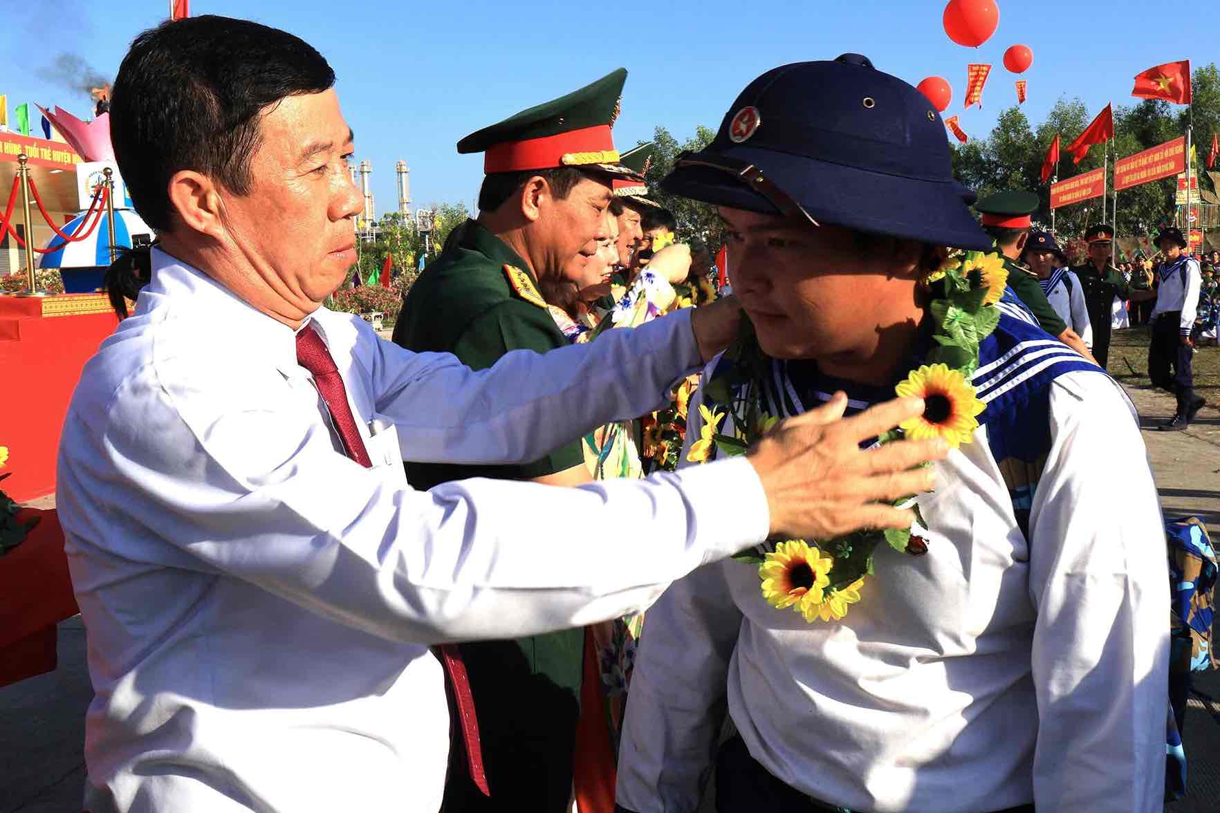 Bí thư Huyện uỷ Nhơn Trạch Lê Thành Mỹ trao vòng hoa cho tân binh. Ảnh: Xuân Mai