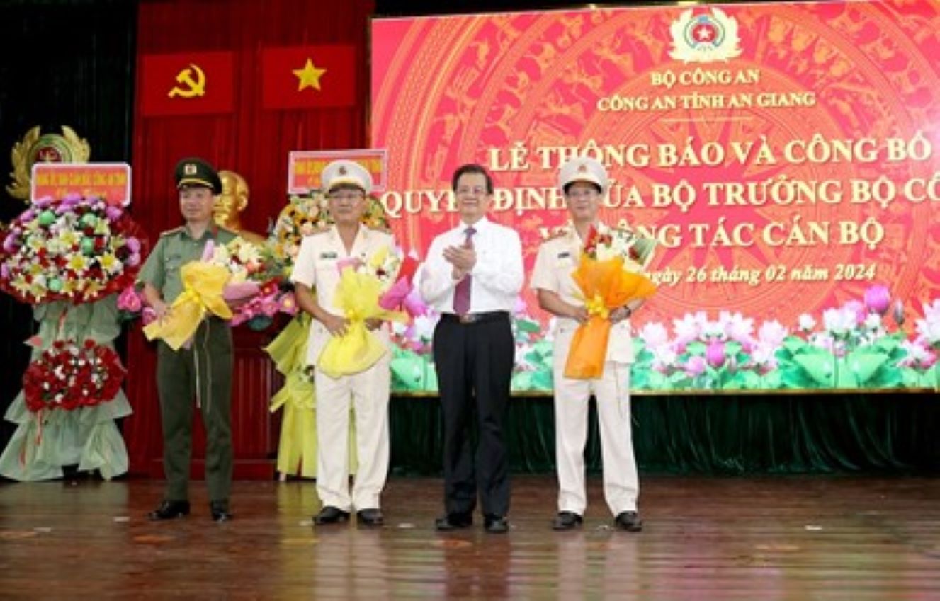 Ông Lê Hồng Quang - Ủy viên Ban chấp hành Trung ương Đảng, Bí thư Tỉnh ủy An Giang tặng hoa chúc mừng các đồng chí nhận quyết định về công tác cán bộ của Bộ trưởng Bộ Công an. Ảnh: CAAG 