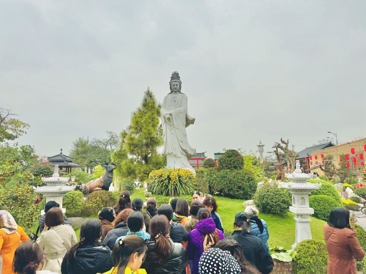 Vào dịp đầu xuân năm mới Giáp Thìn, chùa được trang trí nhiều hoa tươi, trang hoàng thêm rực rỡ để phục vụ du khách gần xa đến tham quan, lễ phật.