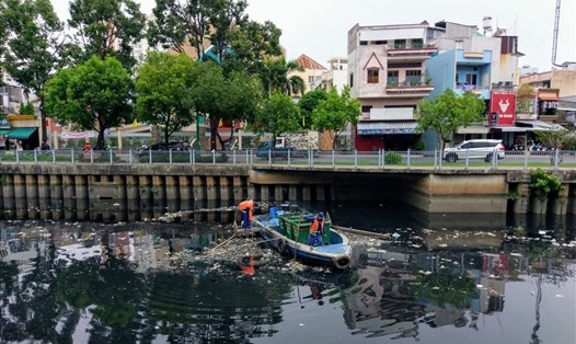 Công nhân vớt rác trên kênh Nhiêu Lộc - Thị Nghè. Ảnh: Minh Quân