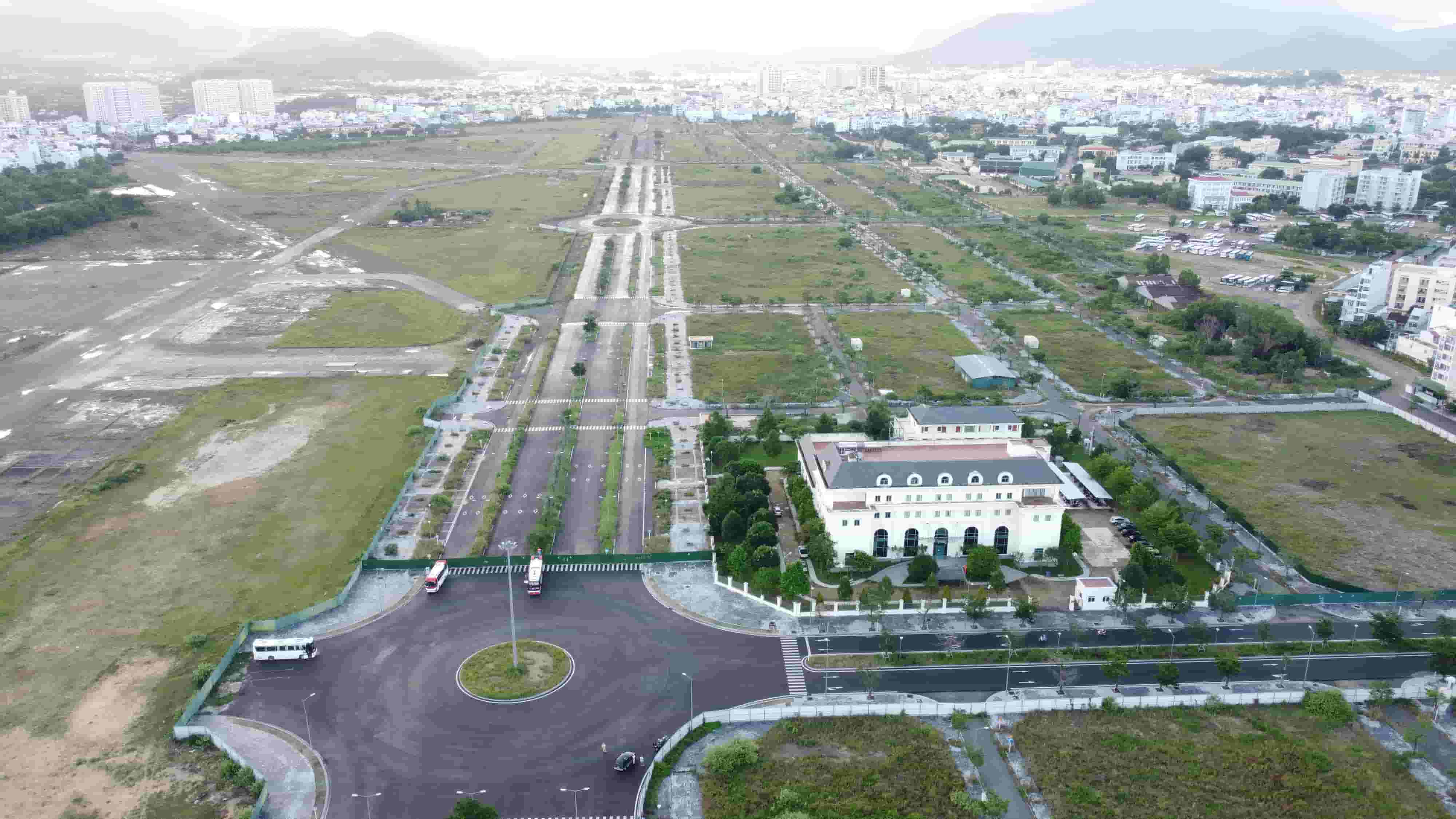 Tháng 10.2016, UBND tỉnh Khánh Hòa ký quyết định thu hồi 62,3ha đất tại khu vực sân bay Nha Trang để giao Công ty CP Tập đoàn Phúc Sơn (công ty Phúc Sơn) thực hiện dự án khu trung tâm đô thị - dịch vụ - tài chính - du lịch Nha Trang (một phần diện tích sân bay Nha Trang cũ) gồm phân khu 2A, 2 và 3.