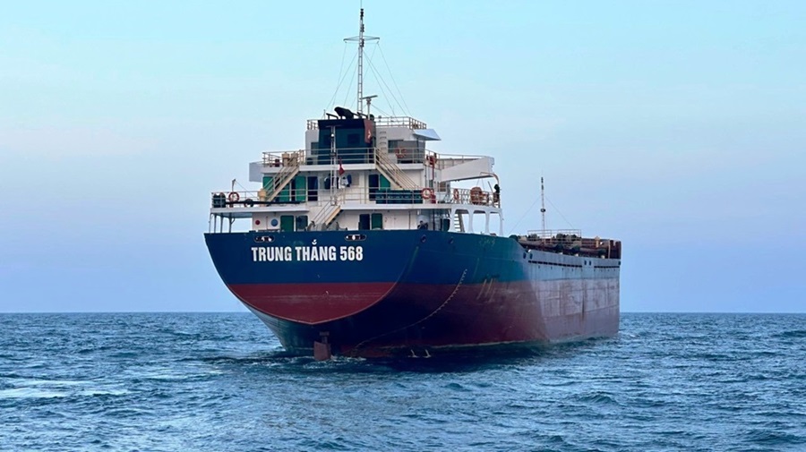 Tàu chở hàng Trung Thắng 568 có trọng tải toàn phần trên 13.500 tấn hiện vẫn đang ở vùng biển Quảng Ngãi. Ảnh: Ngọc Viên