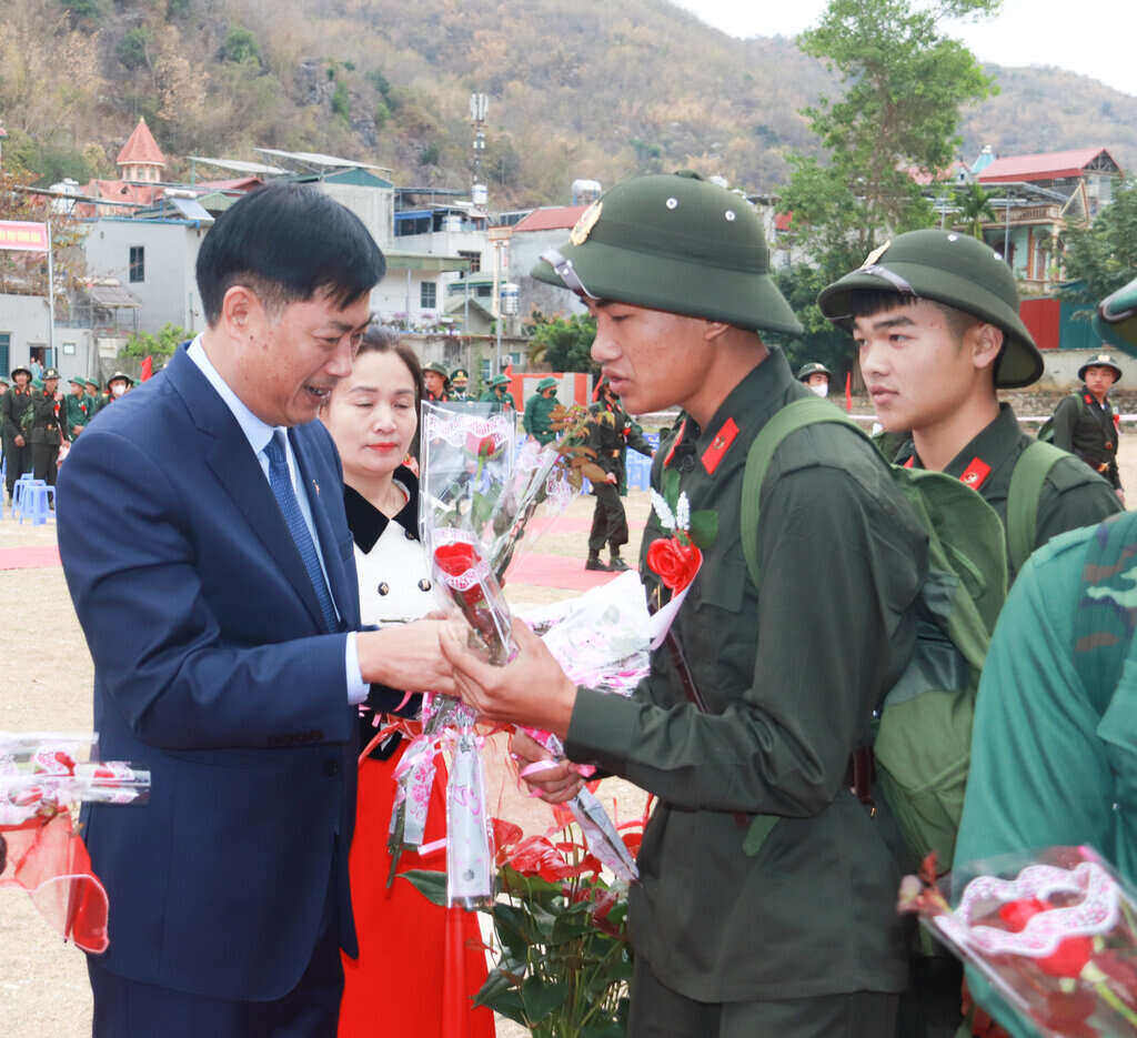 Ông Nguyễn Hữu Đông - Bí thư Tỉnh ủy Sơn La tặng hoa các tân binh trong ngày nhâp ngũ. Ảnh: Cao Thiên