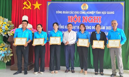 Ông Lê Công Khanh - Chủ tịch LĐLĐ tỉnh Hậu Giang tặng bằng khen cho các cá nhân có thành tích trong hoạt động công đoàn năm 2023. Ảnh: Công đoàn Các KCN