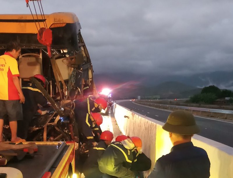 Hiện trường vụ tai nạn cho thấy xe tải đang đậu sát dải phân cách cứng trên cao tốc Nha Trang- Cam Lâm. Ảnh: Nguyễn Anh