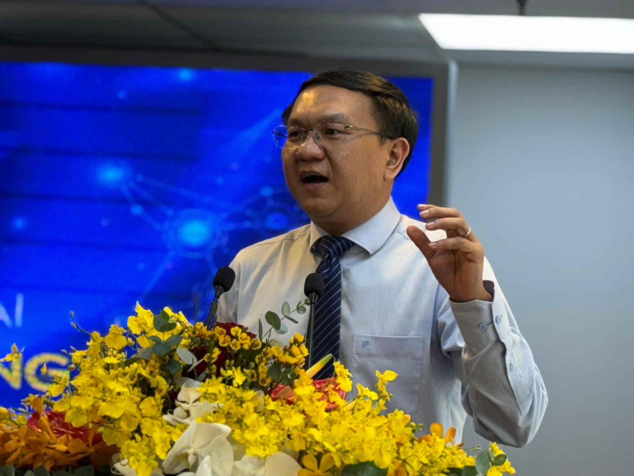 Ông Lâm Đình Thắng, Giám đốc Sở Thông tin và Truyền thông TPHCM nhấn mạnh ý nghĩa, tầm quan trọng của việc triển khai phần mềm lắng nghe mạng xã hội. Ảnh: Nguyễn Đăng