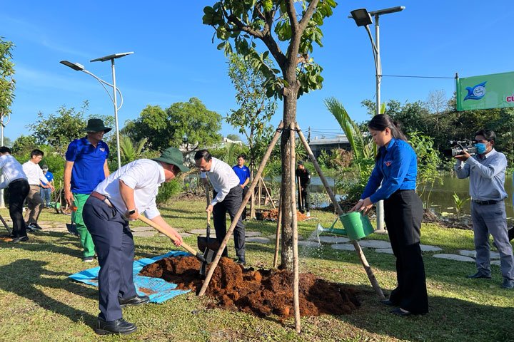 Riêng trong tuần lễ ngày 19.5 sắp tới, Cần Thơ tổ chức Lễ phát động phong trào trồng khoảng 30.000 cây xanh. Ảnh: Yến Phương