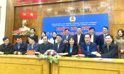 Các đơn vị Khối LĐLĐ huyện ở Hải Phòng ký kết giao ước thi đua năm 2024. Ảnh: Hoàng Minh