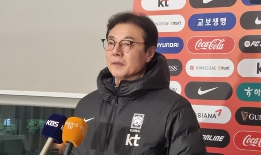 Huấn luyện viên Hwang Sun-hong dẫn dắt tuyển Hàn Quốc và U23 Hàn Quốc. Ảnh: Yonhap News