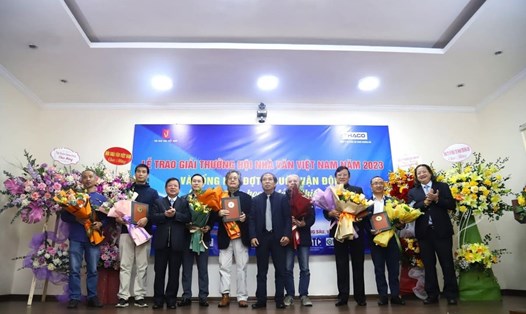 Các tác giả nhận Giải thưởng Hội Nhà văn Việt Nam 2023. Ảnh: Đình Trung