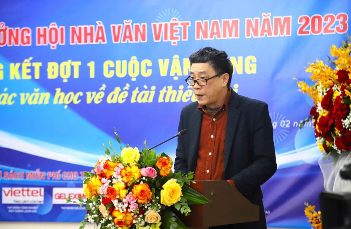 Nhà văn Nguyễn Bình Phương phát biểu tại buổi lễ. Ảnh: Đình Trung