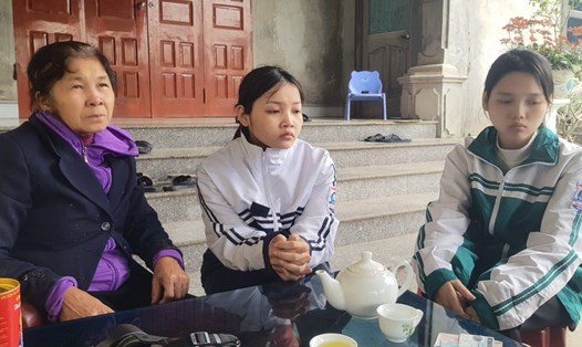 Hai em Trần Thị Thanh Huyền và Trần Thị Như Hòa đang đứng trước nguy cơ phải nghỉ học giữa chừng vì gia cảnh nghèo. Ảnh: Nguyễn Trường