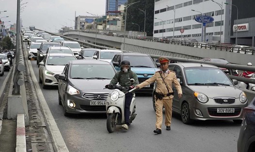 Cảnh sát giao thông xử lý một trường hợp điều khiển xe máy lưu thông trên đường Vành đai 2. Ảnh: Dương Hiệp