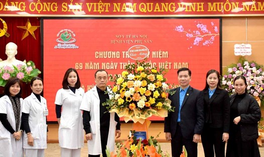 Phó Chủ tịch Liên đoàn Lao động Thành phố Hà Nội Nguyễn Huy Khánh chúc mừng Bệnh viện Phụ sản Hà Nội - đơn vị nhiều năm phối hợp chăm sóc sức khoẻ cho người lao động. Ảnh: Ngọc Ánh