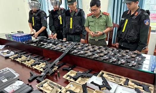 Số vũ khí quân dụng, công cụ hỗ trợ, đồ chơi nguy hiểm của đối tượng Phan Huỳnh Thiên Đạt cất giấu tại nơi ở. Ảnh: Thanh Hải