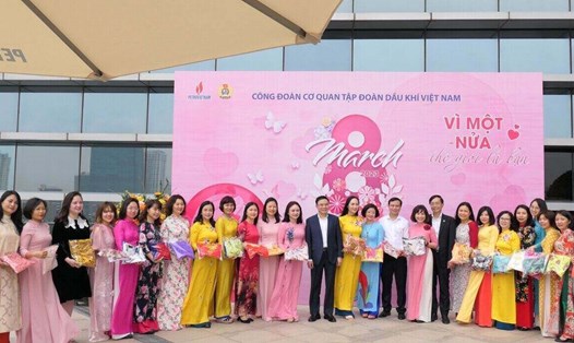 Những bộ áo dài gửi tặng nữ công nhân có hoàn cảnh khó khăn trong chương trình tặng áo dài của Công đoàn Dầu khí Việt Nam năm 2023. Ảnh: CĐDKVN