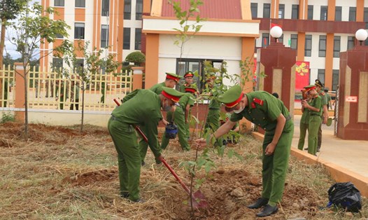 Công an Đắk Nông phát động chương trình trồng 1.200 cây xanh trong khuôn viên trụ sở các đơn vị từ cấp xã cho đến cấp tỉnh. Ảnh: Bảo Lâm