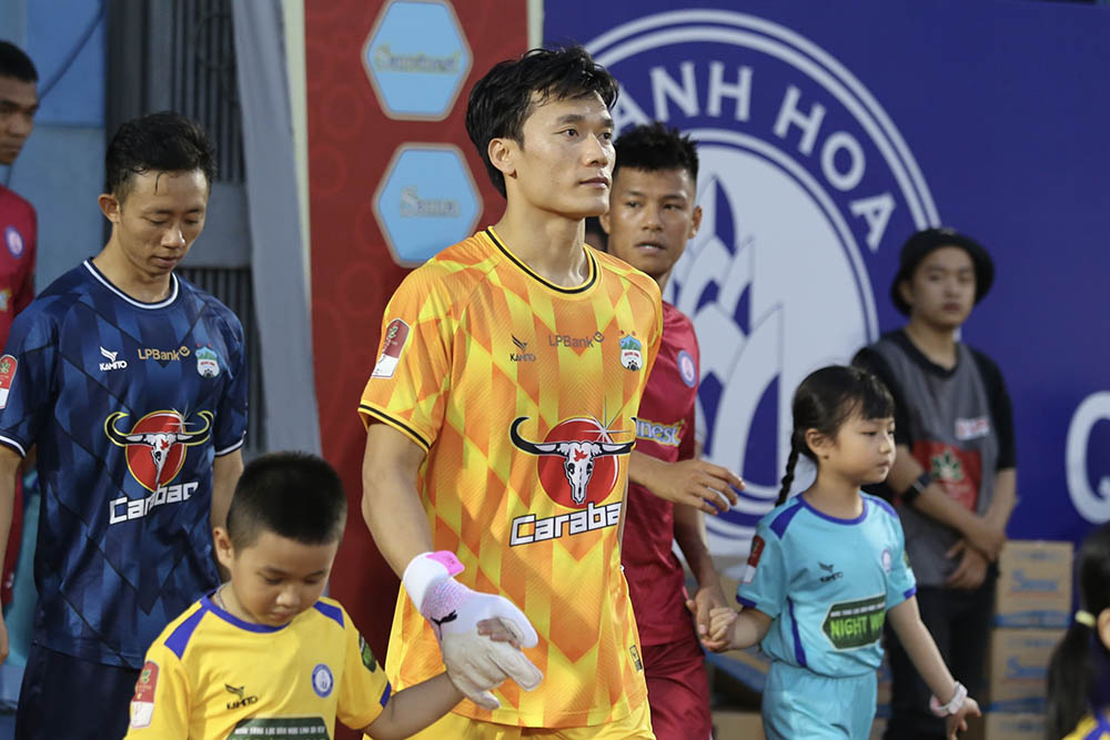 Tối 27.2, Hoàng Anh Gia Lai có chuyến làm khách đến sân của Khánh Hoà ở lượt trận vòng 11 Night Wolf V.League 2023-2024. Đáng chú ý, trong đội hình xuất phát của Hoàng Anh Gia Lai có sự xuất hiện của thủ môn Bùi Tiến Dũng.