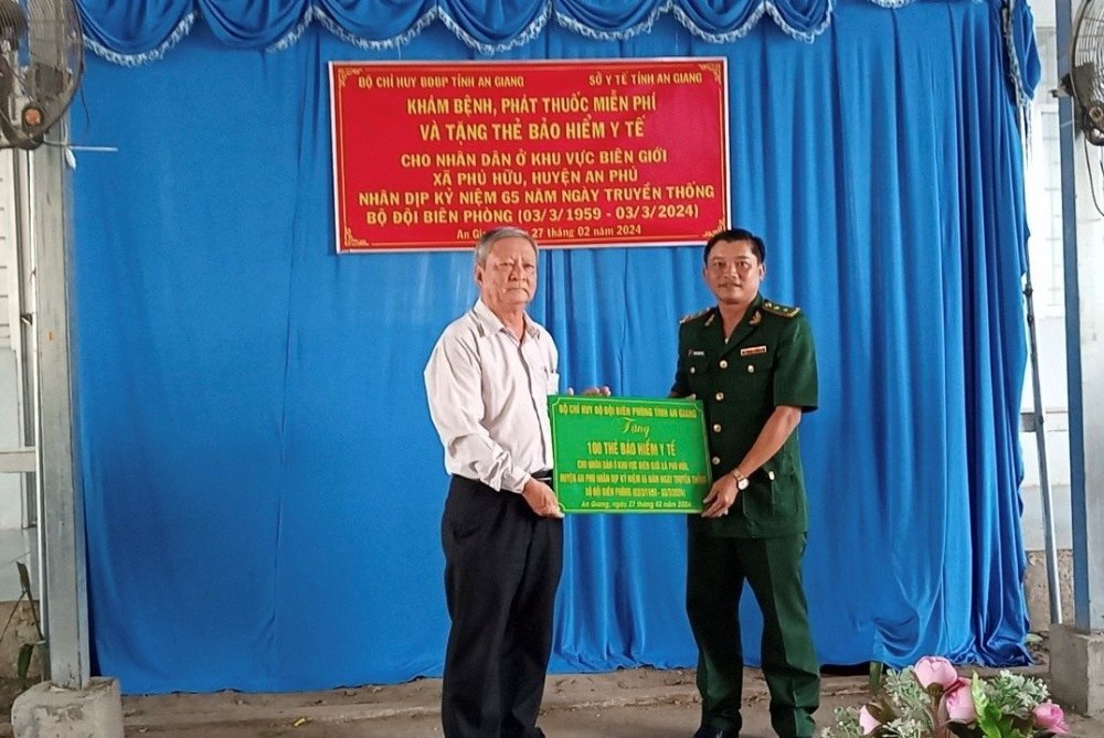 Trung tá Huỳnh Thanh Tâm tặng 100 thẻ Bảo hiểm y tế cho Nhân dân khu vực biên giới xã Phú Hữu. Ảnh: BĐBP tỉnh An Giang.