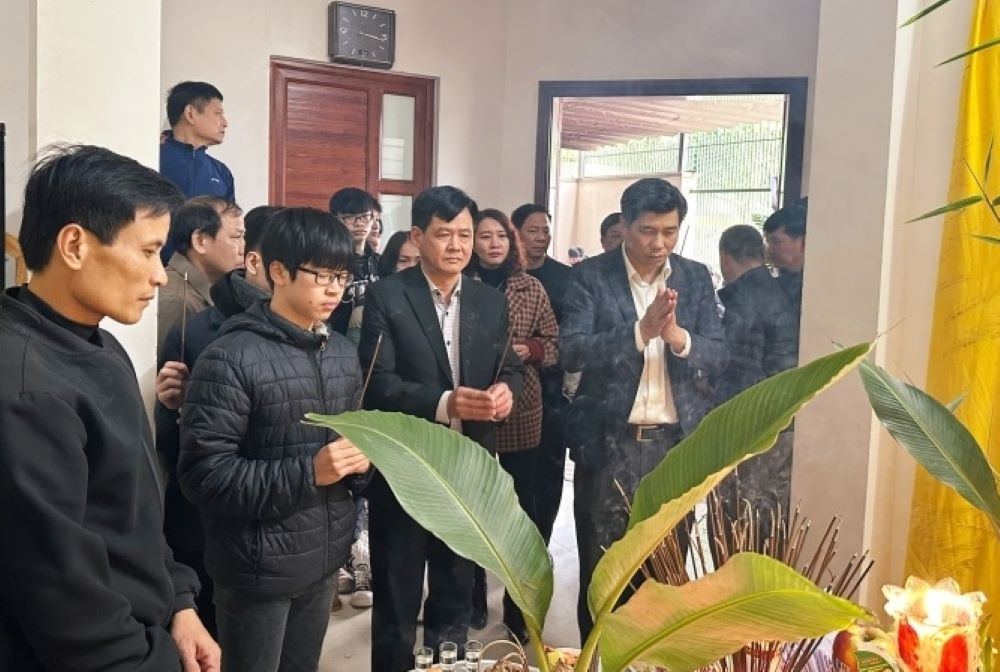 Đoàn công tác của LĐLĐ tỉnh Thanh Hóa đến thắp hương, thăm hỏi gia đình đoàn viên có con gặp nạn. Ảnh: Minh Hoàng