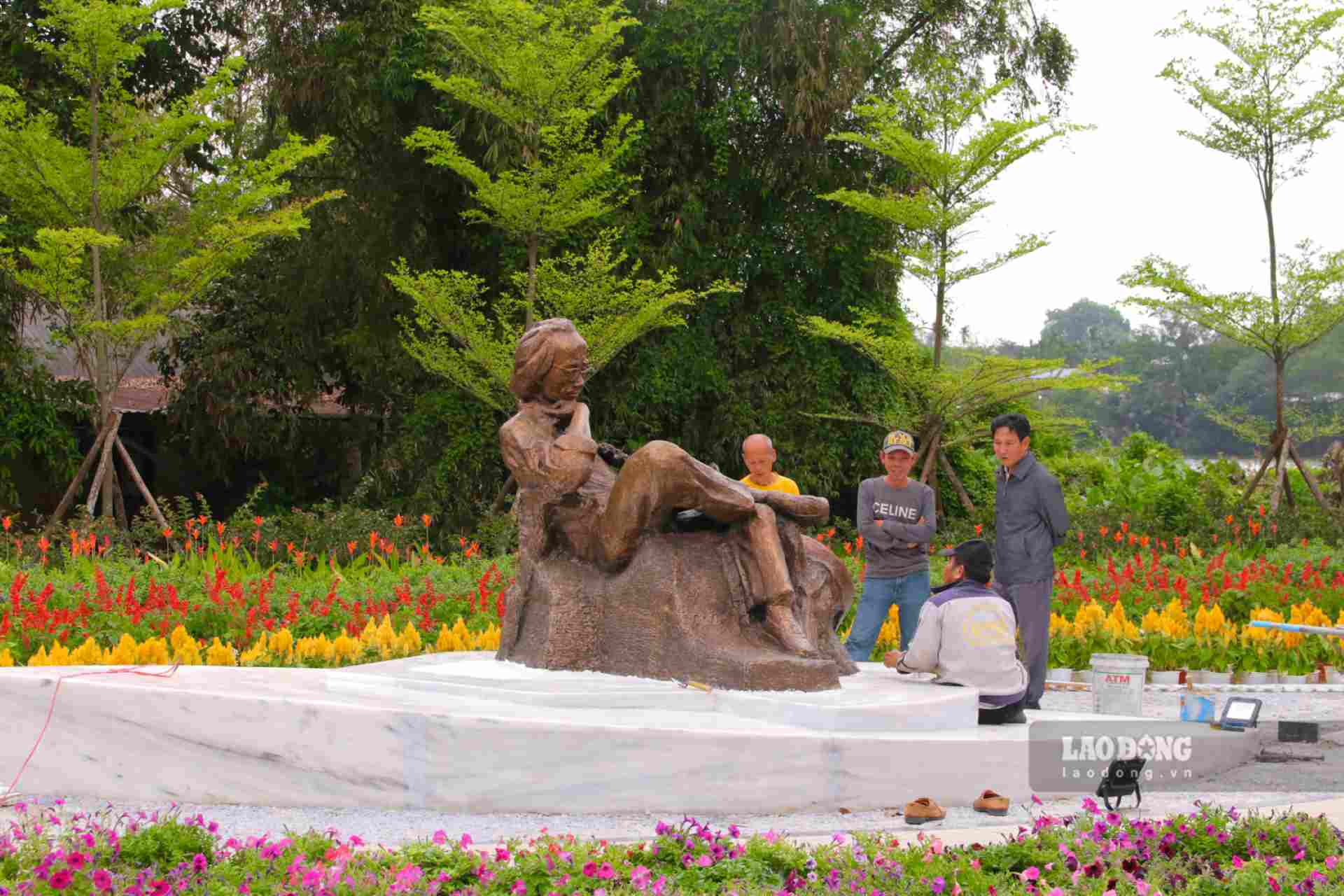 Theo đó, bức tượng được ông Lê Hùng Mạnh - Tổng giám đốc một công ty xây dựng có trụ sở ở TP. Hồ Chí Minh trao tặng cho Huế. 