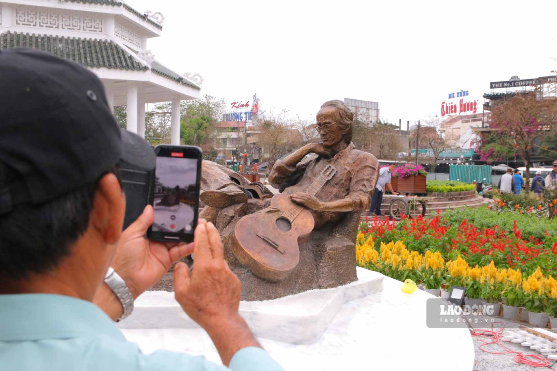 Sau gần một năm chờ đợi hình hài của bức tượng, hiện này tượng đồng của cố nhạc sĩ đã chính thức được lắp đặt, trưng bày tại công viên trên đường Trịnh Công Sơn (phường Gia Hội, TP. Huế) dưới sự chứng kiến của nhiều người dân. 