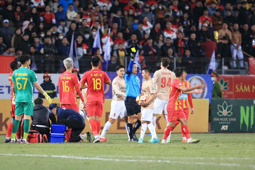 Ngoại binh Geovane của đội Công an Hà Nội nhận thẻ vàng sau pha đạp gầm giày vào ngực của Doãn Ngọc Tân bên phía đội khách. 