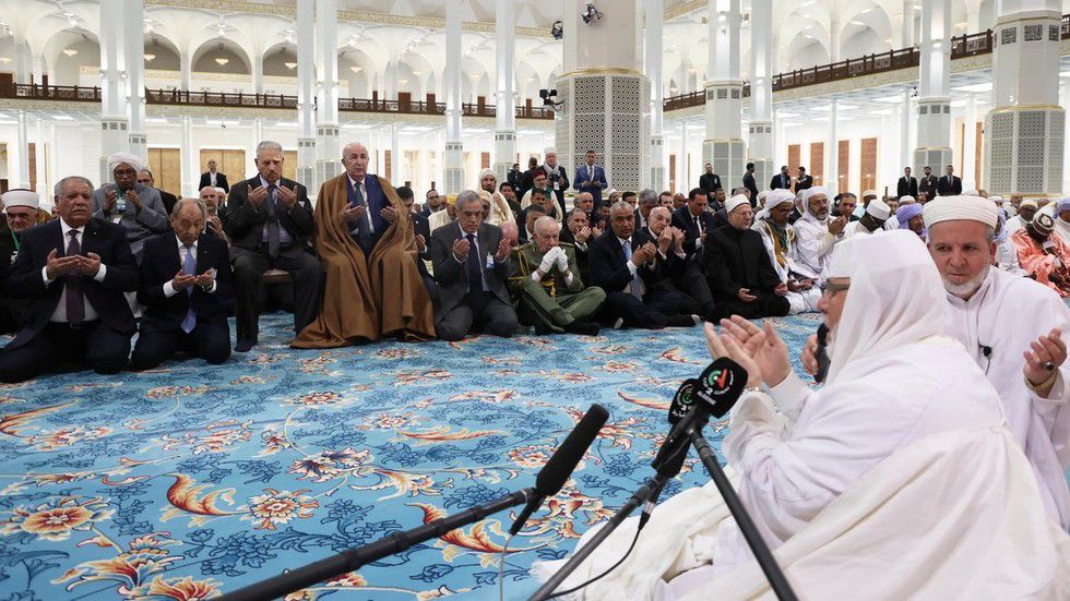 Tổng thống Algeria Abdelmadjid Tebboune cùng các học giả và giáo sĩ Hồi giáo từ khắp các nước trên thế giới, đã khánh thành nhà thờ Hồi giáo lớn thứ ba trên thế giới, Nhà thờ Hồi giáo vĩ đại Algiers, tại thủ đô Algiers, Algeria, ngày 25.2.2024. Ảnh: Global Look Press/Keystone