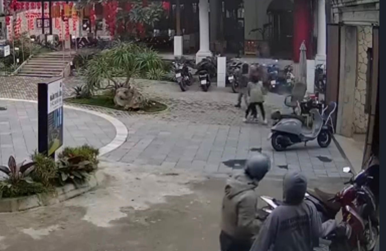 Hình ảnh nam bảo vệ bị hành hung. Ảnh: Cắt từ clip