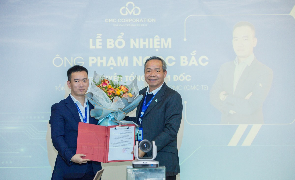 Ông Phạm Ngọc Bắc (trái) nhận Quyết định bổ nhiệm Quyền Tổng giám đốc CMC TS và hoa chúc mừng từ ông Nguyễn Trung Chính - Chủ tịch HĐQT, Chủ tịch Điều hành CMC. Ảnh: CMC