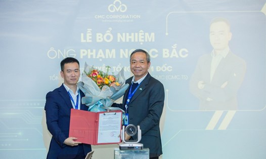 Ông Phạm Ngọc Bắc (trái) nhận Quyết định bổ nhiệm Quyền Tổng giám đốc CMC TS và hoa chúc mừng từ ông Nguyễn Trung Chính - Chủ tịch HĐQT, Chủ tịch Điều hành CMC. Ảnh: CMC