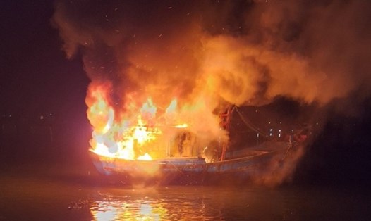 Tàu cá đang neo đậu ở cảng Tịnh Kỳ thì bất ngờ bốc cháy dữ dội, gây thiệt hại lớn cho ngư dân. Ảnh: Ngọc Viên