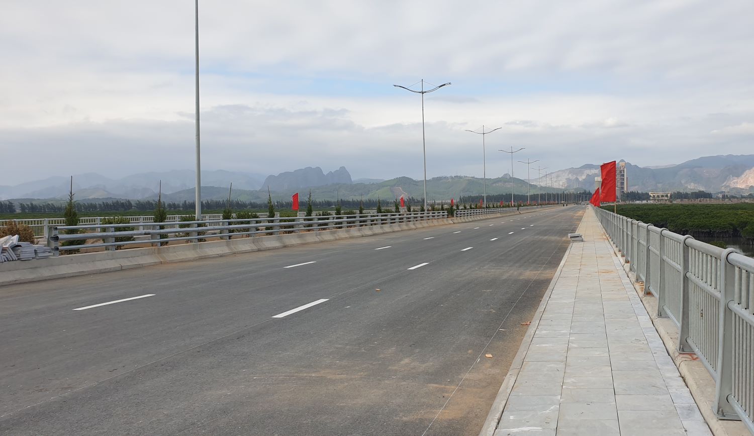 Đường dẫn cầu Bình Minh, bắc qua vịnh Cửa Lục được đưa vào sử dụng từ 1.1.2024. Ảnh: Nguyễn Hùng
