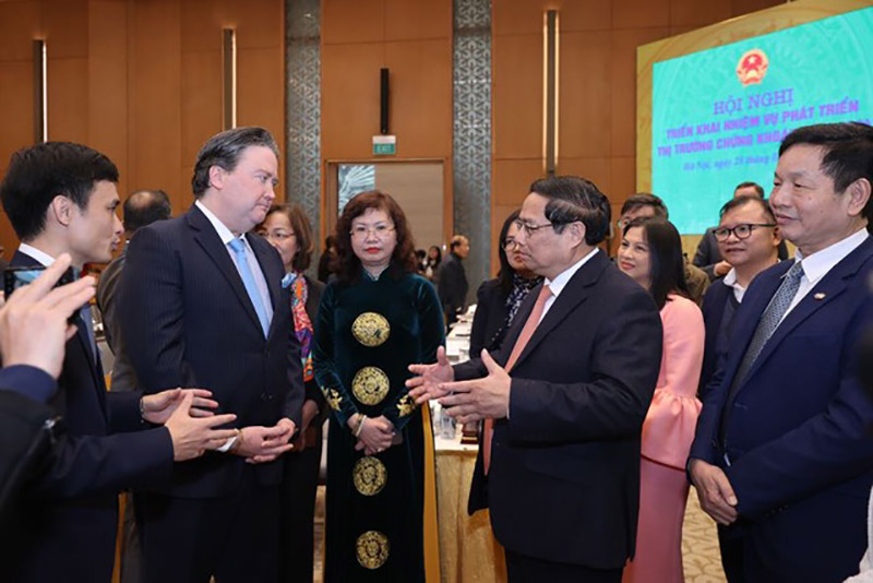 Thủ tướng Phạm Minh Chính trò chuyện cùng các đại biểu tham dự hội nghị. Ảnh: Nhật Bắc