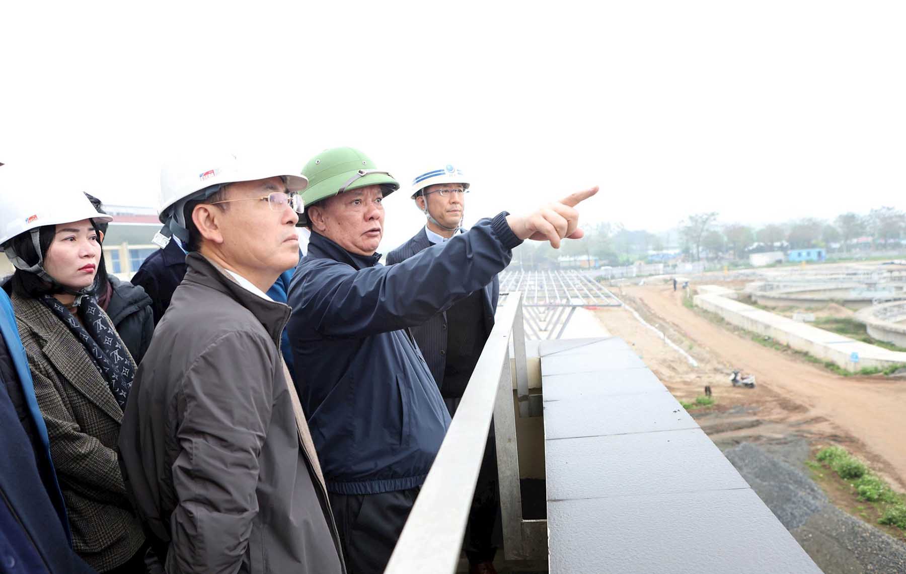 Bí thư Thành ủy Hà Nội Đinh Tiến Dũng kiểm tra Nhà máy xử lý nước thải Yên Xá, xã Thanh Liệt, huyện Thanh Trì. Ảnh: Viết Thành