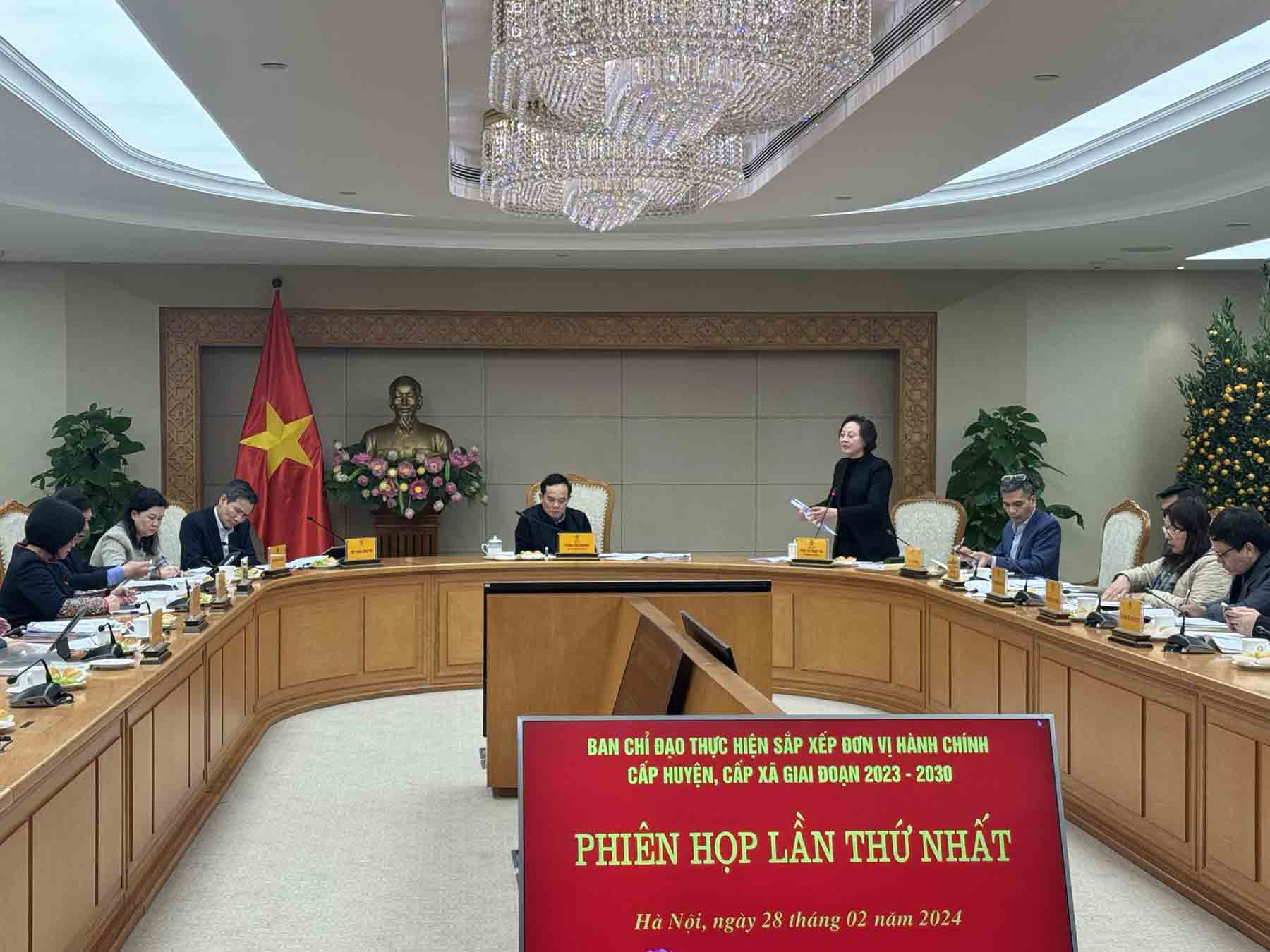 Bộ trưởng Bộ Nội vụ Phạm Thị Thanh Trà báo cáo tại phiên họp. Ảnh: Phạm Đông
