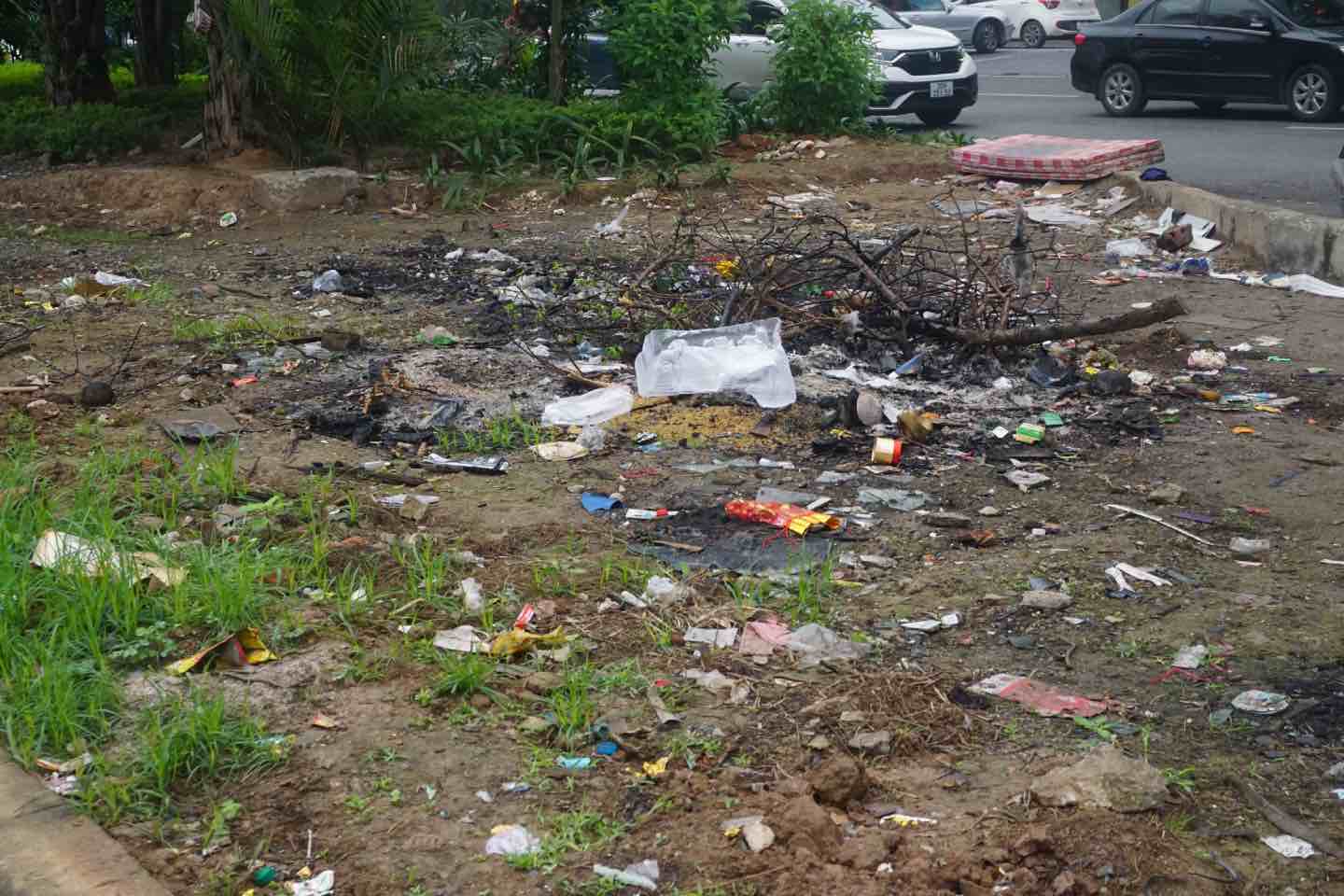 Những bãi rác xung quanh khu vực này gây mất mỹ quan đô thị. Ảnh: Nhật Minh