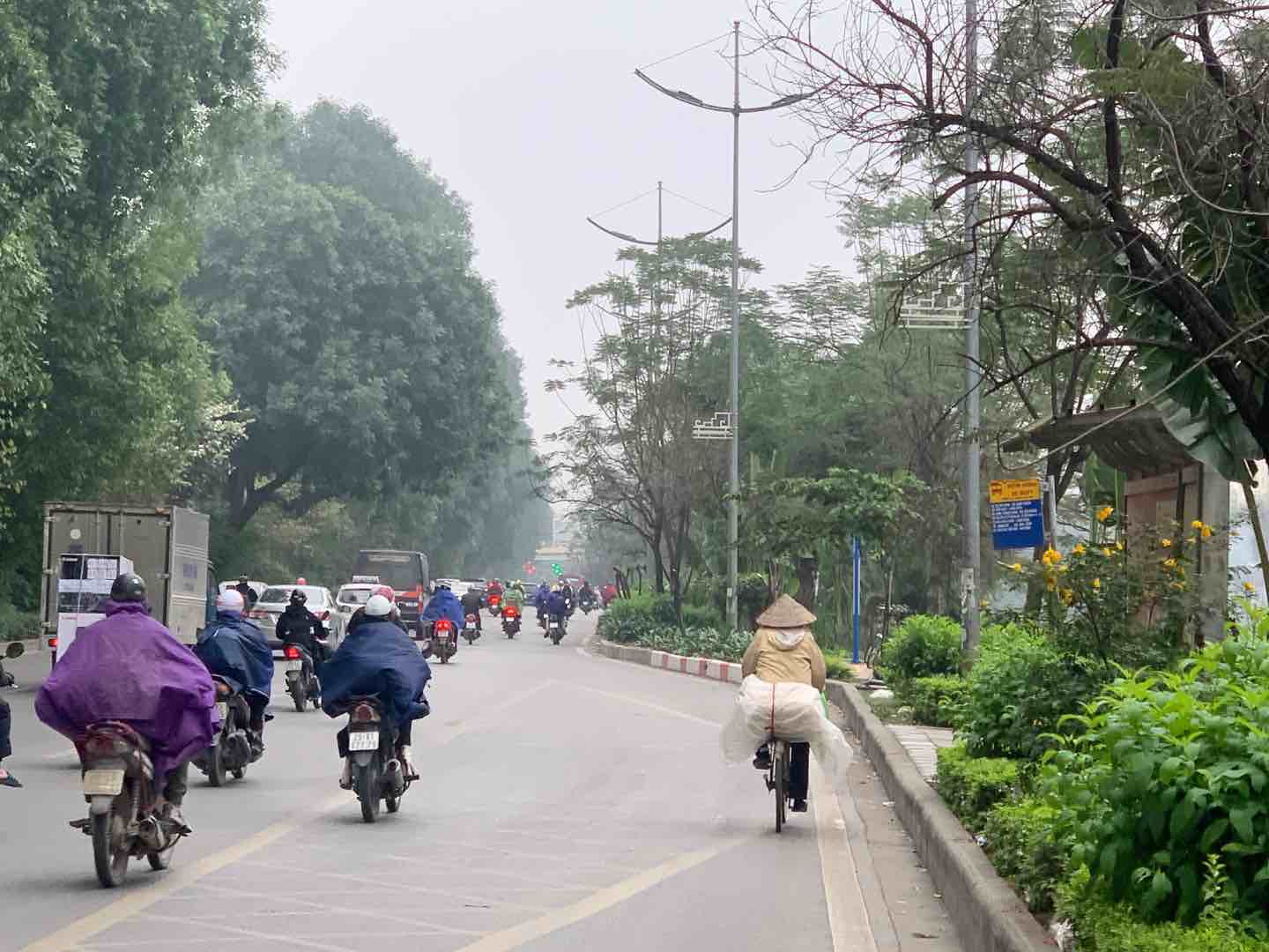 Nhiều người đi xe đạp vẫn di chuyển trên tuyến đường chính. Ảnh: Nhật Minh