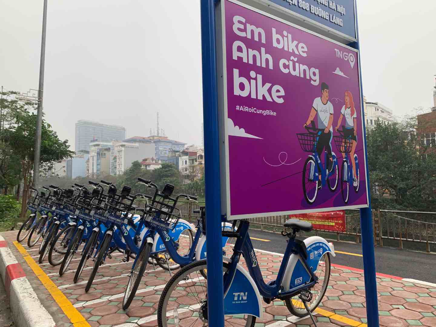 Những trạm xe đạp công cộng dọc tuyến đường Láng chưa thu hút được người dân sử dụng. Ảnh: Nhật Minh