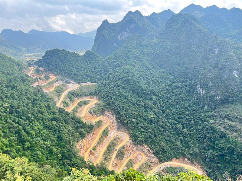 Công trình cải tạo đường đèo 15 tầng (Khau Cốc Chà) có thể trễ hẹn thi công. Ảnh: Tiến Công.
