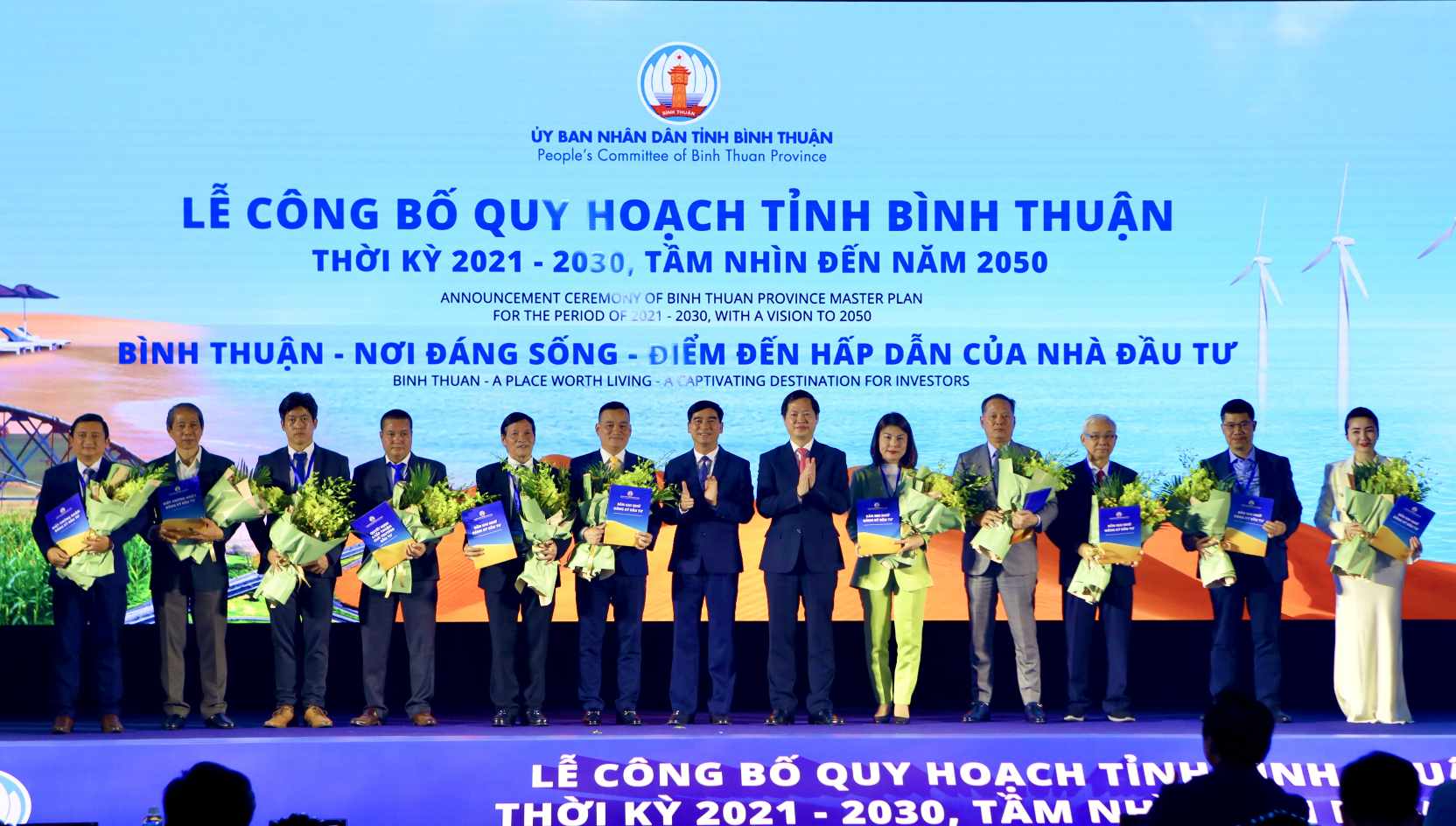 Lãnh đạo tỉnh Bình Thuận trao quyết định chấp thuận chủ trương đầu tư, giấy chứng nhận đăng ký đầu tư cho các doanh nghiệp, nhà đầu tư. Ảnh: Duy Tuấn 