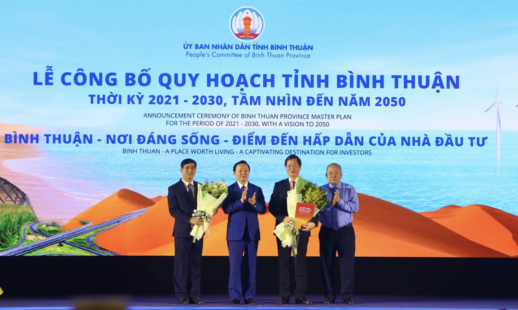 Phó Thủ tướng Trần Hồng Hà trao Quyết định của Thủ tướng phê duyệt Quy hoạch tỉnh Bình Thuận và ông Đỗ Thành Trung - Thứ trưởng Bộ KH&ĐT tặng hoa cho lãnh đạo tỉnh Bình Thuận. Ảnh: Duy Tuấn 