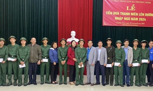 Các cấp Công đoàn huyện Như Xuân (Thanh Hoá) phối hợp với chính quyền đồng cấp và các tổ chức chính trị - xã hội tặng quà và sổ tiết kiệm cho các tân binh. Ảnh: Đoàn Lưu