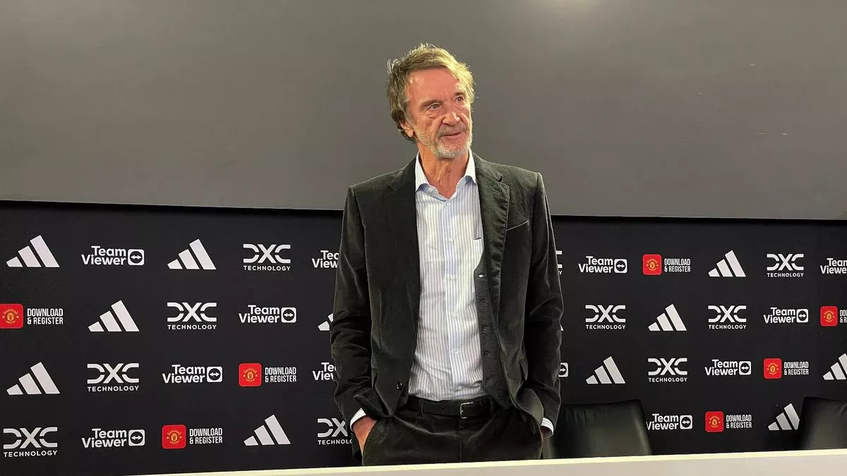 Sir Jim Ratcliffe chưa thể tin tưởng Ten Hag.  Ảnh: AFP