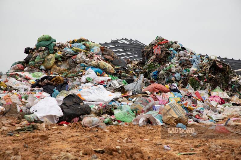 Trao đổi với ông Đỗ Trọng Lư - Chủ tịch UBND xã Bá Xuyên cho biết, ống cống xả thải ra ruộng đồng người dân xuất phát từ phía khu vực bãi chôn lấp rác thải của Công ty TNHH môi trường Sông Công.